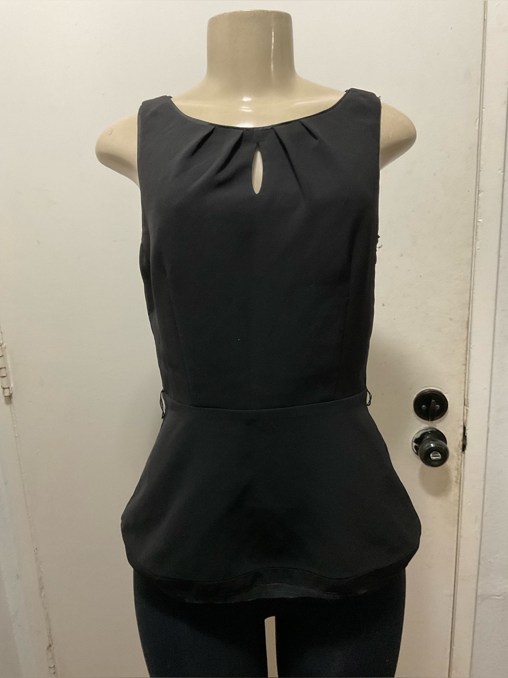 White House Black Market women’s Black Sleeveless Y2K peplum Top size 2